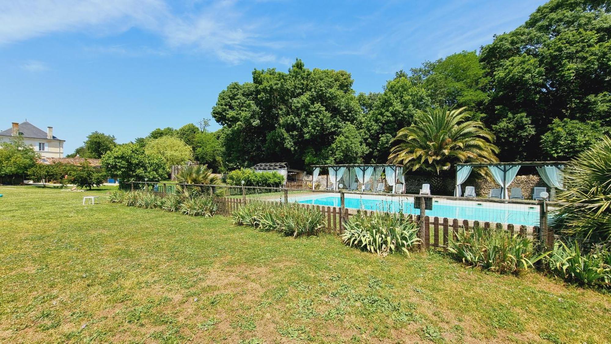 Domaine De Rochebonne Saint-Just-Luzac Exterior foto